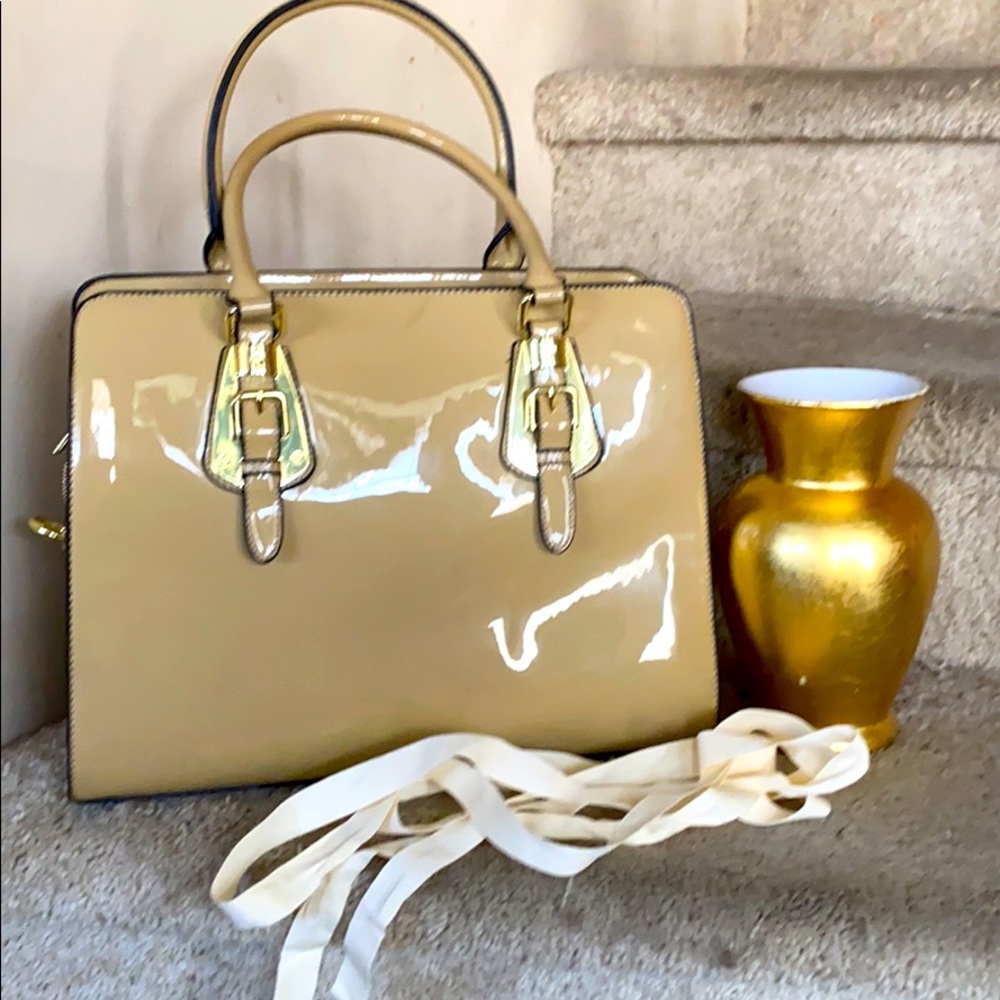 Cute Patent leather Medium purse with gold accents